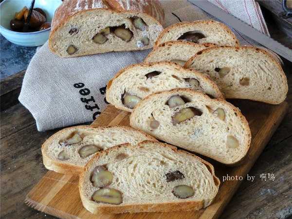 Fertiggestelltes Gericht von Vollkornbrot mit Kastanien